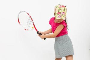 süßes kleines Mädchen mit Tennisschläger auf weißem Hintergrund. foto