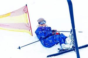 Porträt eines hübschen Skifahrers in blauen Overalls in einem Skigebiet foto