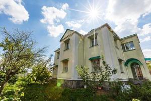 Schönes altes Haus im großen Hof an sonnigen Sommertagen foto