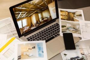 computer-laptop auf architekturzeichenpapier für den bau foto