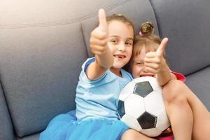 zwei schwester mädchen freunde fußball fußball gewinner spieler foto