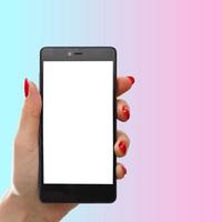 Halten und zeigen Sie das Smartphone von der rechten Hand der Schönheit der Frau mit rosafarbenem pastellfarbenem Hintergrund foto