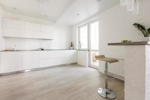 Innenarchitektur einer sauberen, modernen weißen Küche foto