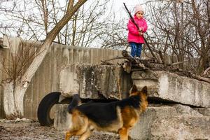 Wütender Hund mit gefletschten Zähnen foto