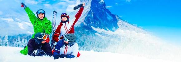 skifahrende familie genießt winterurlaub auf schnee an sonnigen kalten tag in den bergen und spaß. Schweiz, Alpen. zusammengesetztes Foto. foto