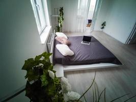 gemütliches modernes wohnzimmer mit diy-accessoires dekoriert foto