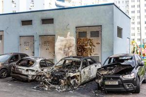 Körper des verbrannten Autos auf der Straße foto