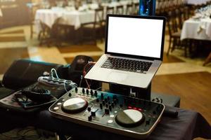 DJ mixt den Track im Nachtclub foto