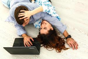 Viel Spaß beim Online-Shopping auf dem Laptop zu Hause foto