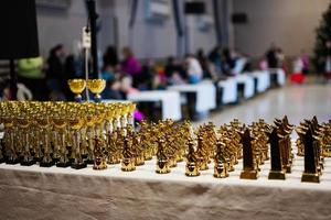 Preis- und Siegeskonzept. Reihe goldener Pokale des Tanzwettbewerbs. foto