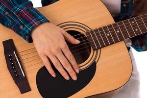 weibliche hand mit gitarrensaiten foto