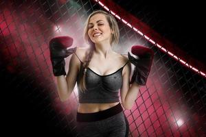 Fröhliches junges Mädchen MMA-Kämpfer lächelt foto