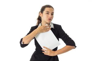 Frau in Uniform mit weißem Schild in den Händen foto