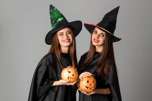 Fröhliche Mädchen in Kleidung im Halloween-Stil foto