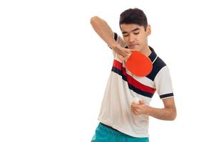 ein junger Mann mit einem Tennisschläger foto