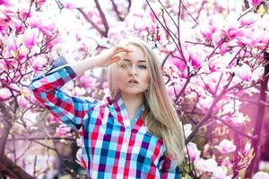 Model mit Blumen posiert vor der Kamera foto