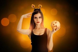 schönes Mädchen in Kleidung im Halloween-Stil foto