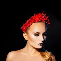 quadratisches Bild einer schönen Frau mit Make-up und Kranz auf schwarzem Hintergrund foto