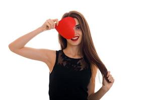 Fröhliche junge Frau mit roten Lippen feiert Valentinstag mit Herzen isoliert auf weißem Hintergrund foto