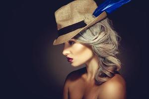Profilporträt einer Schönheitsfrau mit grauer Haarfarbe und schönem Make-up im Hut foto