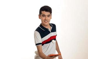 junger glücklicher Sportler, der Tischtennis isoliert auf weißem Hintergrund praktiziert foto