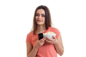 süße lächelnde dame mit popcorn in den händen foto