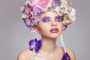 elegantes mädchen mit kranz auf dem kopf und make-up in lila tönen foto