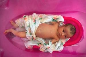 Neugeborenes Mädchen zum ersten Mal im Badezimmer