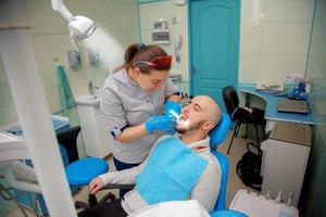 Gesunde Zähne Patient in der Zahnarztpraxis Kariesprävention foto
