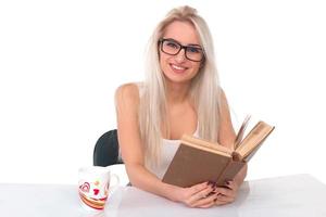 Frau mit Tasse und Buch foto