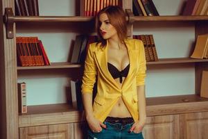 sexy Mädchen in einer gelben Jacke aufgeknöpft Wegschauen foto