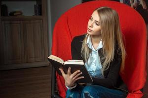 Blondine liest ein Buch foto