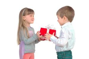 Kinder mit Geschenkbox foto