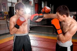 Zwei Männer boxen auf dem Ring foto