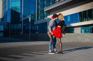 junges Paar umarmt sich im Freien foto