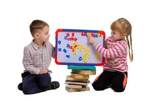 Junge und Mädchen lernen Alphabet foto