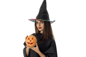 brünettes Mädchen in Kleidung im Halloween-Stil foto
