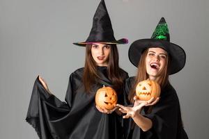 schöne junge frauen im halloween-stil foto