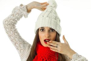 Brunettemädchen im warmen Pullover und im roten Schal foto