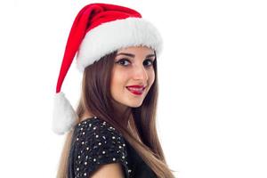 Porträt eines brünetten Mädchens mit Weihnachtsmütze foto