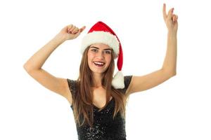 Porträt einer fröhlichen süßen Frau mit Weihnachtsmütze foto