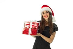 schönes Mädchen in Sankt-Hut mit rotem Geschenk foto