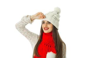 Brunettemädchen im warmen Pullover und im roten Schal foto