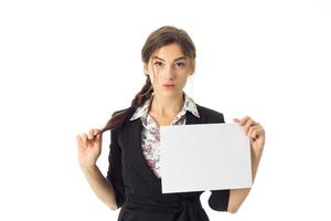 Frau in Uniform mit weißem Schild in den Händen foto