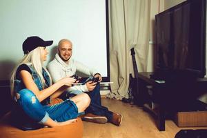 Junge und Mädchen spielen Computerspiele im Fernsehen foto