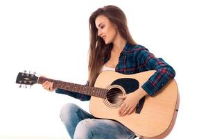 glückliches Mädchen mit Gitarre in den Händen foto