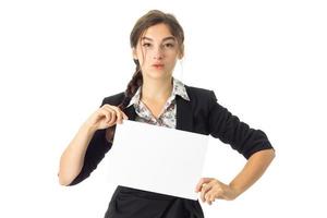 Frau in Uniform mit weißem Schild in den Händen foto