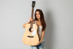 schönes junges Mädchen mit Gitarre in den Händen foto