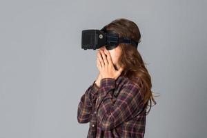 Schönheitsfrau, die Virtual-Reality-Brille testet foto
