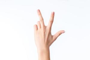 weibliche Hand, die die Geste mit drei Fingern zeigt